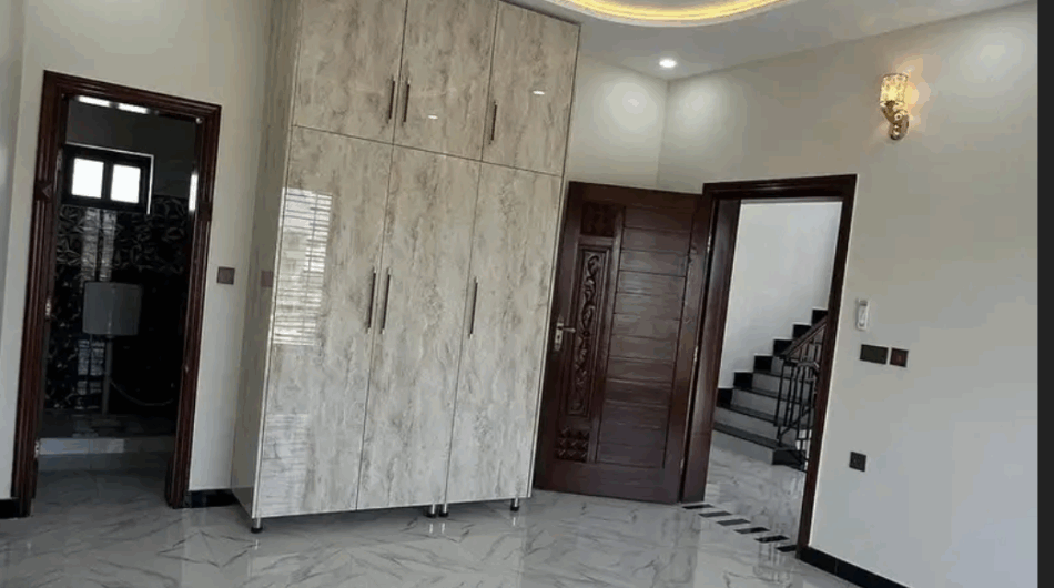 10 Marla Classic House for Sale – Ready to Move