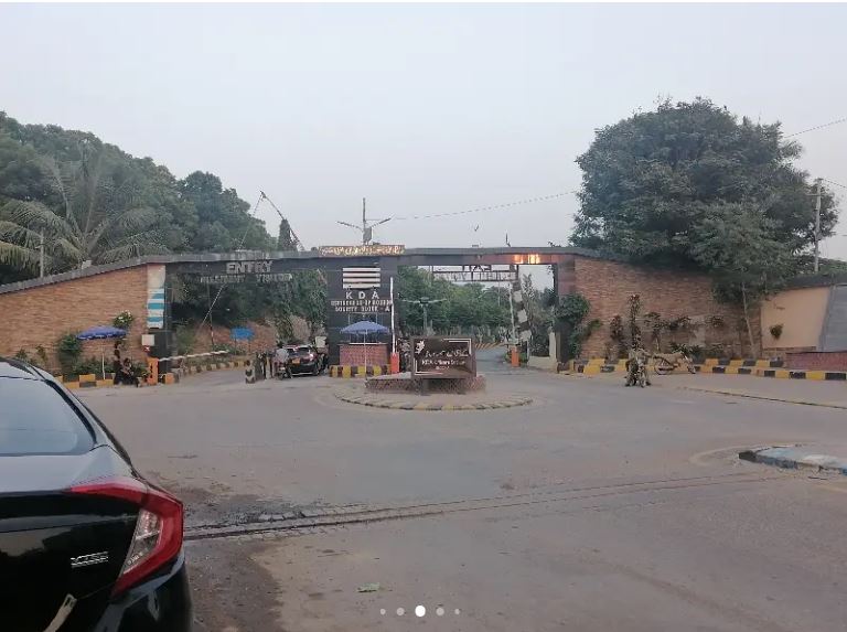 1000 Yards Grand Bungalow For Rent in Karsaz, Karachi